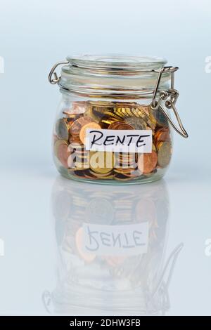 Ein Glas mit Münzen für die spätere Vorsorge im Alter. Aufbesserung der Rente Stock Photo