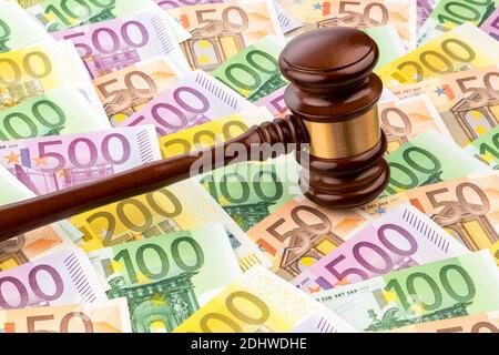 Richterhammer und Euro-Geldscheine. Symbolfoto fuer Kosten bei Gericht, Rechtsstaat und Auktionen Stock Photo