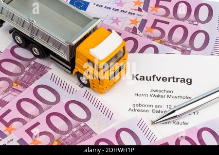 Ein Kaufvertrag für einen neuen Lastwagen. Investieren in neue Fahrzeuge bringt Kostenvorteile. Stock Photo