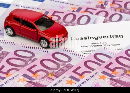 Ein Leasingvertrag, (Autoleasing),  für ein neues Auto beim Autohaendler Stock Photo