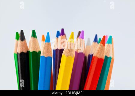 Viele verschiedene bunte Farbstifte vor weissem Hintergrund Stock Photo