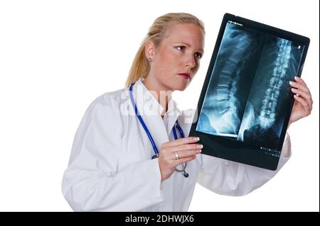 Eine junge Ärztin mit Stethoskop betrachtet das Röntgenbild einer Patientin,