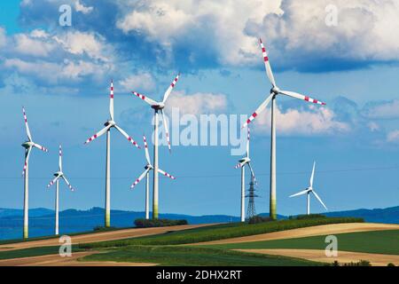 Windrad einer Windkraftanlage zur Gewinnung alternativer und nachhaltiger Energie zur Strom Erzeugung Stock Photo