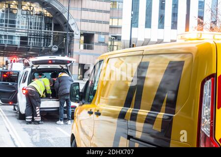 Car breakdown roadside fixing by AA service Stock Photo
