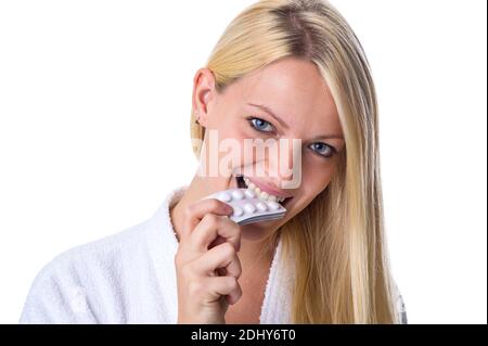 Frau mit Pillenpackung im Mund, Antibaby-Pille, Antibabypille, Model Release, Stock Photo