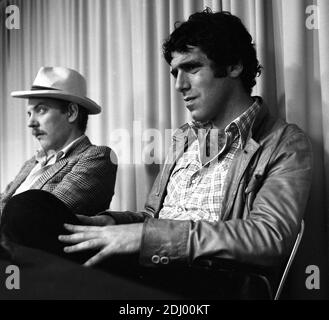 File - Elliott Gould and Donald Sutherland is seen at the photocall of SPYS (Les 'S' Pions) during 27th Cannes Film Festival in CAnnes, France, on 1974. Photo by APS-MEDIAS/ABACAPRESS.COM Stock Photo