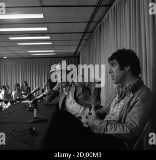 File - Elliott Gould and Donald Sutherland is seen at the photocall of SPYS (Les 'S' Pions) during 27th Cannes Film Festival in CAnnes, France, on 1974. Photo by Agence/APS-MEDIAS/ABACAPRESS.COM Stock Photo