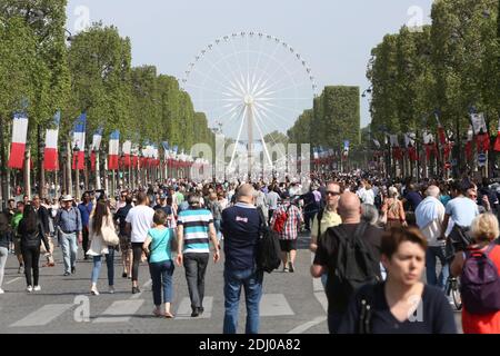 Parisians gather along the Avenue des Champs-Elysees during the Day Without Cars in Paris, France on 8 May 2016. The mayor of Paris Anne Hidalgo launch the first day without cars in the famous avenue Les Champs-Elysees. Photo by Somer/ABACAPRESS.COM Stock Photo