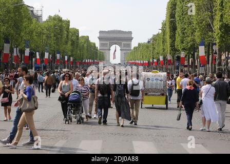 Parisians gather along the Avenue des Champs-Elysees during the Day Without Cars in Paris, France on 8 May 2016. The mayor of Paris Anne Hidalgo launch the first day without cars in the famous avenue Les Champs-Elysees. Photo by Somer/ABACAPRESS.COM Stock Photo