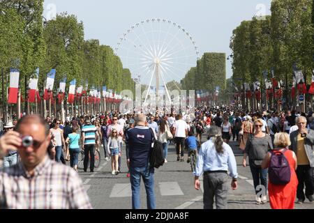 Parisians gather along the Avenue des Champs-Elysees during the Day Without Cars in Paris, France on 8 May 2016. The mayor of Paris Anne Hidalgo launch the first day without cars in the famous avenue Les Champs-Elysees. Photo by Somer/ABACAPRESS.COM Stock Photo