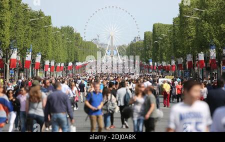 Parisians gather along the Avenue des Champs-Elysees during the Day Without Cars in Paris, France on 8 May 2016. The mayor of Paris Anne Hidalgo launch the first day without cars in the famous avenue Les Champs-Elysees. Photo by Somer/ABACAPRESS.COM Stock Photo