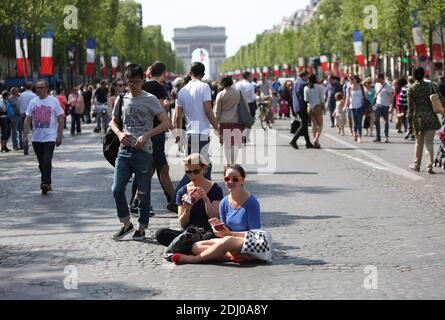 Parisians gather along the Avenue des Champs-Elysees during the Day Without Cars in Paris, France on 8 May 2016. The mayor of Paris Anne Hidalgo launch the first day without cars in the famous avenue Les Champs-Elysees. Photo by Somer/ABACAPRESS.COM Stock Photo