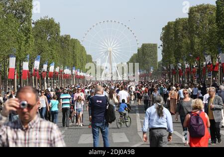 Parisians gather along the Avenue des Champs-Elysees during the Day Without Cars in Paris, France on 8 May 2016. The mayor of Paris Anne Hidalgo launch the first day without cars in the famous avenue Les Champs-Elysees. Photo by Somer/ABACAPRESS.COM Stock Photo