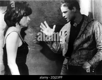 1959 , USA : The italian movie actress ANNA  MAGNANI and MARLON BRANDO  in THE FUGITIVE KIND ( 1959 -  Pelle di serpente )  by Sidney Lumet , from a play by Tennessee Williams - CINEMA - FILM - attrice - attore - sottoveste  ----  Archivio GBB Stock Photo