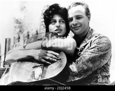 1959 , USA : The italian movie actress ANNA  MAGNANI and MARLON BRANDO  in THE FUGITIVE KIND ( 1959 -  Pelle di serpente )  by Sidney Lumet , from a play by Tennessee Williams - CINEMA - FILM - attrice - chitarra - guitar  ------- Archivio GBB Stock Photo