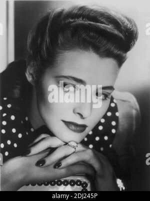 1948 c., USA :  The Hollywood movie actress  PATRICIA NEAL ( 1926 -  2010  ) , OSCAR winner Award in 1963 for the movie HUD ( Hud il selvaggio ) with Paul Newman  - MOVIE - CINEMA - hands - hand - anello - ring - gioiello - gioielli - jewel - jewels - jewellery - pois - polkadots - portrait - ritratto  ----  -- Archivio GBB Stock Photo