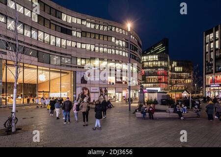 Advent weekend at the Ko-Bogen in Dusseldorf, crowds at the Apple store Stock Photo