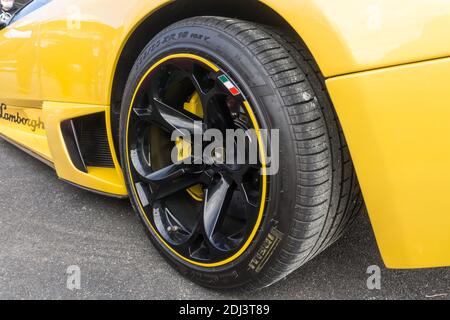Close up detail of the gloss black Hercules alloy wheel rim on a yellow Lamborghini Murciélago LP 640 Stock Photo
