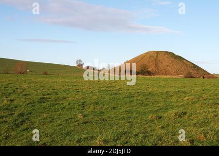 Man-made neolithic Silbury Hill, Avebury, Wiltshire Stock Photo - Alamy