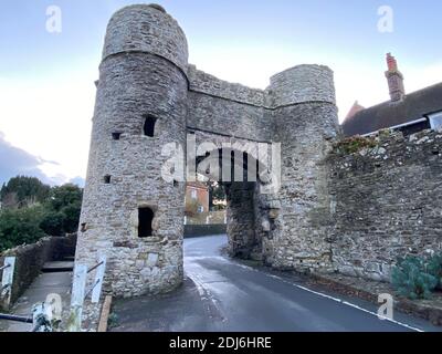 WINCHELSEA, EAST SUSSEX, UK - JULY 12th 2020 : The Landgate entrance arch to Winchelsea in East Sussex, dating from 1300 part of old town wall, Winche Stock Photo