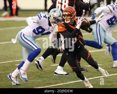 Cincinnati Bengals quarterback Ryan Finley (5) throws a pass during NFL  football training camp, Monday, July 29, 2019, in Cincinnati. (AP  Photo/Bryan Woolston Stock Photo - Alamy