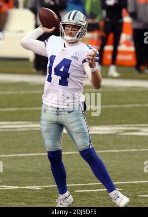 Cincinnati, United States. 13th Dec, 2020. Dallas Cowboys tight end Dalton  Schultz (86) fights to break free from Cincinnati Bengals Germaine Pratt  (57) during the first half of play at Paul Brown