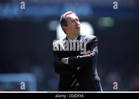 GERARD HOULLIER (Liverpool Manager), LIVERPOOL 2 vb Arsenal 1, AXA FA Cup Final, Wembley, Millennium Stadium 010512 Photo: Glyn Kirk/Action Plus.2001.Soccer.Managers .Portraits.Coaches.football.association.coach.premier league premiership.club clubs Stock Photo