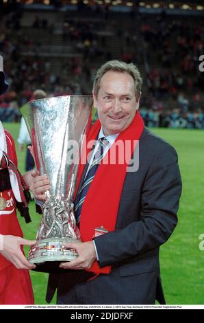 LIVERPOOL Manager GERARD HOULLIER with the UEFA Cup, LIVERPOOL 5 v Alaves 4, UEFA Cup Final, Dortmund 010516 Photo:Neil Tingle/Action Plus.2001.Soccer.Winners.Trophies trophy.cups.Managers.Coaches .football.association.coach.premier league premiership.club clubs Stock Photo