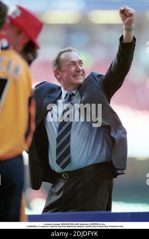 Liverpool manager GERARD HOULLIER celebrates LIVERPOOL's win, LIVERPOOL 2 v Arsenal 1, AXA FA Cup Final, Millennium Stadium, Cardiff 010512 Photo:Glyn Kirk/Action Plus.2001.Soccer.Winners wins winner.football.mangers.association.coach coaches.celebration.celebrate.celebrating.celebrations.joy.premier league premiership.club clubs Stock Photo