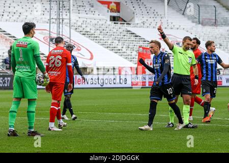 ANTWERP, BELGIUM - DECEMBER 13: Referee Nicolas LaForge showing red card to Jeremy Gelin of Royal Antwerp FC  L-R: Noa Lang of Club Brugge during the Stock Photo