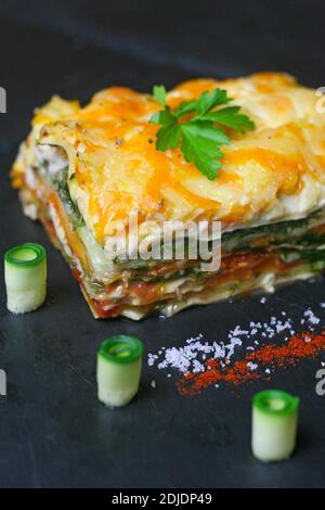 belle photographie d'une part de lasagnes de légumes sur ardoise pour illustrer une recette ou un article de magazine ou de journal Stock Photo