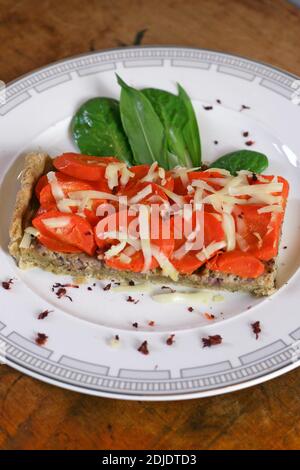 belle photographie d'une part de tarte aux carottes, fenouil et fromage pour illustrer une recette ou un article de magazine ou de journal Stock Photo