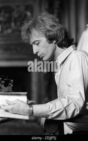 Robin Gibb making the video for his single release 'Juliet' 03/1983 Stock Photo