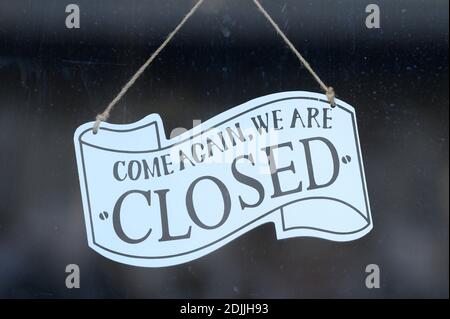 Dresden, Germany. 14th Dec, 2020. A sign saying 'Come again, we are closed' is hanging in a shop window. Saxony will go into a hard lockdown from 14 December 2020. Public life will remain shut down until January 10, 2021. Credit: Sebastian Kahnert/dpa-Zentralbild/dpa/Alamy Live News Stock Photo