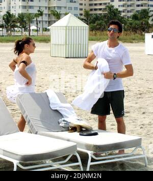 Adrien Brody and new girlfriend Spanish actress Elsa Pataky play paddleball and smooch on Miami Beach, 8/9/06 Stock Photo