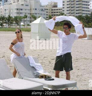 Adrien Brody and new girlfriend Spanish actress Elsa Pataky play paddleball and smooch on Miami Beach, 8/9/06 Stock Photo