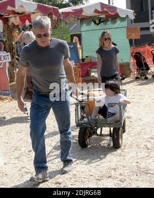 Calista Flockhart and Harrison Ford take little Liam on a pumpkin hunt in West Hollywood, Ca. 10/29/06 Stock Photo