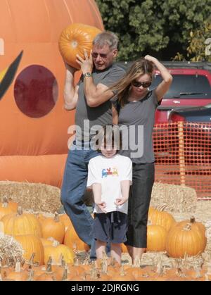 Calista Flockhart and Harrison Ford take little Liam on a pumpkin hunt in West Hollywood, Ca. 10/29/06 Stock Photo