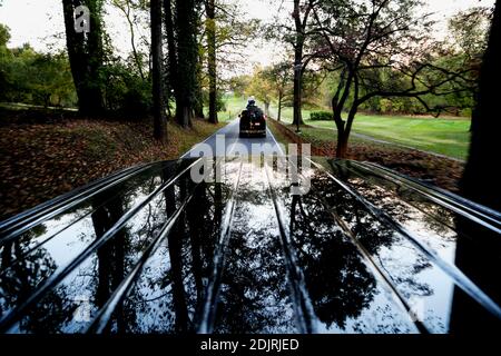 The US Presidential motorcade returns to the White House after US President Barack Obama spent the day golfing at the Woodmont Country Club in Rockville, MD, October 29, 20016. (Pool/Aude Guerrucci) Stock Photo