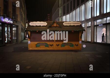 14 December 2020, Bavaria, Würzburg: A closed sales stand for sweets is located at the evening Christmas market. Photo: Karl-Josef Hildenbrand/dpa Stock Photo