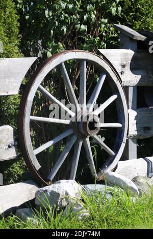 Decoration wagon wheel integrated in the wooden fence, pure country life in the humpback meadows near Mittenwald Stock Photo