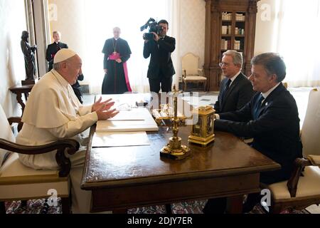 Colombian President Juan Manuel Santos (Right) and opposition leader Alvaro Uribe meet Pope Francis at the Vatican on December 16, 2016 as the government looked to build consensus for a peace deal with Marxist rebels. On his third visit to the Vatican, Santos appealed to Francis for support in ending a 52-year war which has killed more than 220,000 people and displaced millions.Santos won this year’s Nobel peace prize for his efforts to reach an accord, under which some 7000 rebels are now heading to special demobilization areas to hand in their weapons. Photo by ABACAPRESS.COM Stock Photo