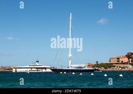 Hafen von Porto Cervo, Sardinien, Italien, Mittelmeer, Yachten, Klippen Stock Photo