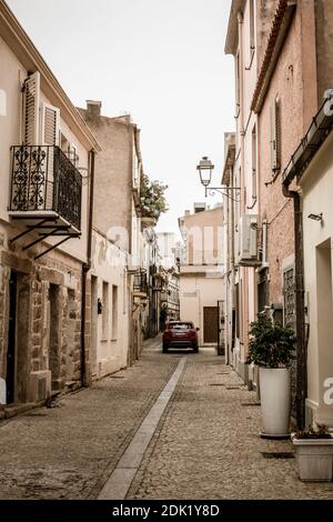 Innenstadt von Olbia, Sardinien, Italien Seitenstraße in Olbia Stock Photo