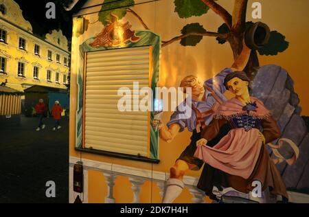 14 December 2020, Bavaria, Würzburg: A closed sales stand for sweets stands at the evening Christmas market. Photo: Karl-Josef Hildenbrand/dpa Stock Photo