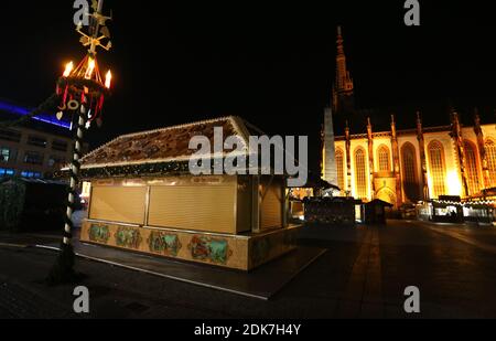 14 December 2020, Bavaria, Würzburg: An enclosed stall stands in front of the Lady Chapel at the evening Christmas market. Photo: Karl-Josef Hildenbrand/dpa Stock Photo