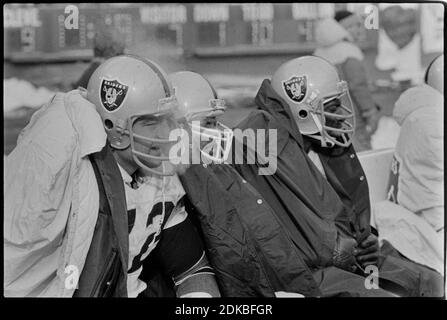 Oakland Raiders quarterback Jim Plunkett (16) has good protection during  the playoff game between the Cleveland Browns and the Oakland Raiders at  Cleveland Stadium on Jan. 4, 1981. Ernie Mastroianni photo Stock Photo -  Alamy