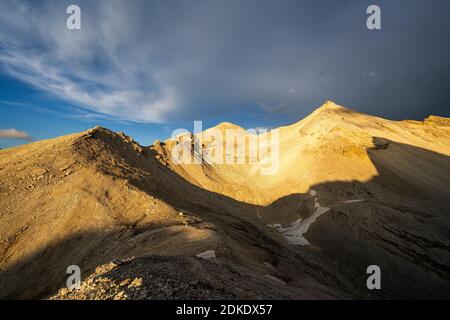 Golden evening light on the Großer Seekarspitze (2677m) and the Kleine Seekarspitze (2613m) in the Karwendel in Breitgrieskar. In the middle you can see the emergency bivouac in the cirque.