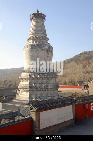 Wutaishan, Shanxi Province in China. Great White Pagoda or Dabaita or Sarira Stupa at Tayuan Temple, with view of mountains behind. Stock Photo