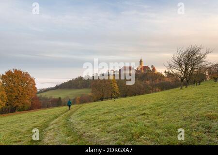 Sunrise over the Leuchtenburg with fog over the Saale valley. Stock Photo